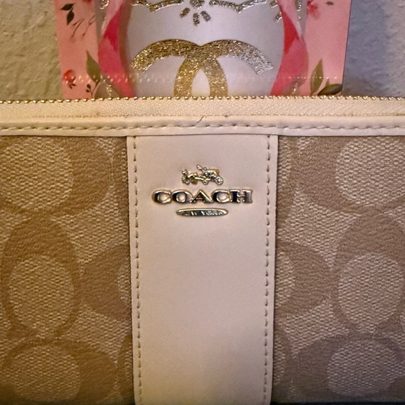Coach Beige and White Wallet - Picture 2 of 11